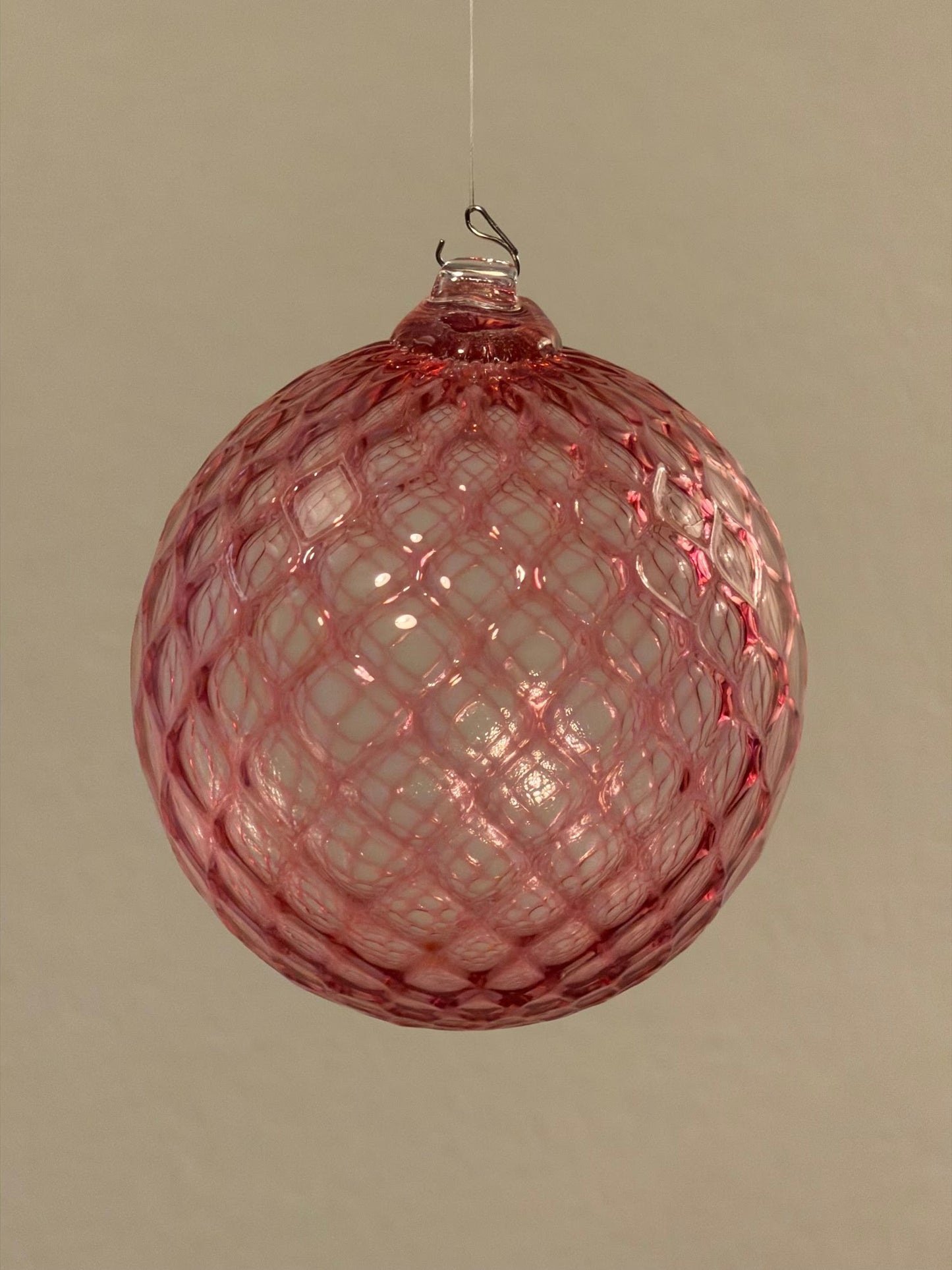 Boule de Noël — verre soufflé, rose réseau