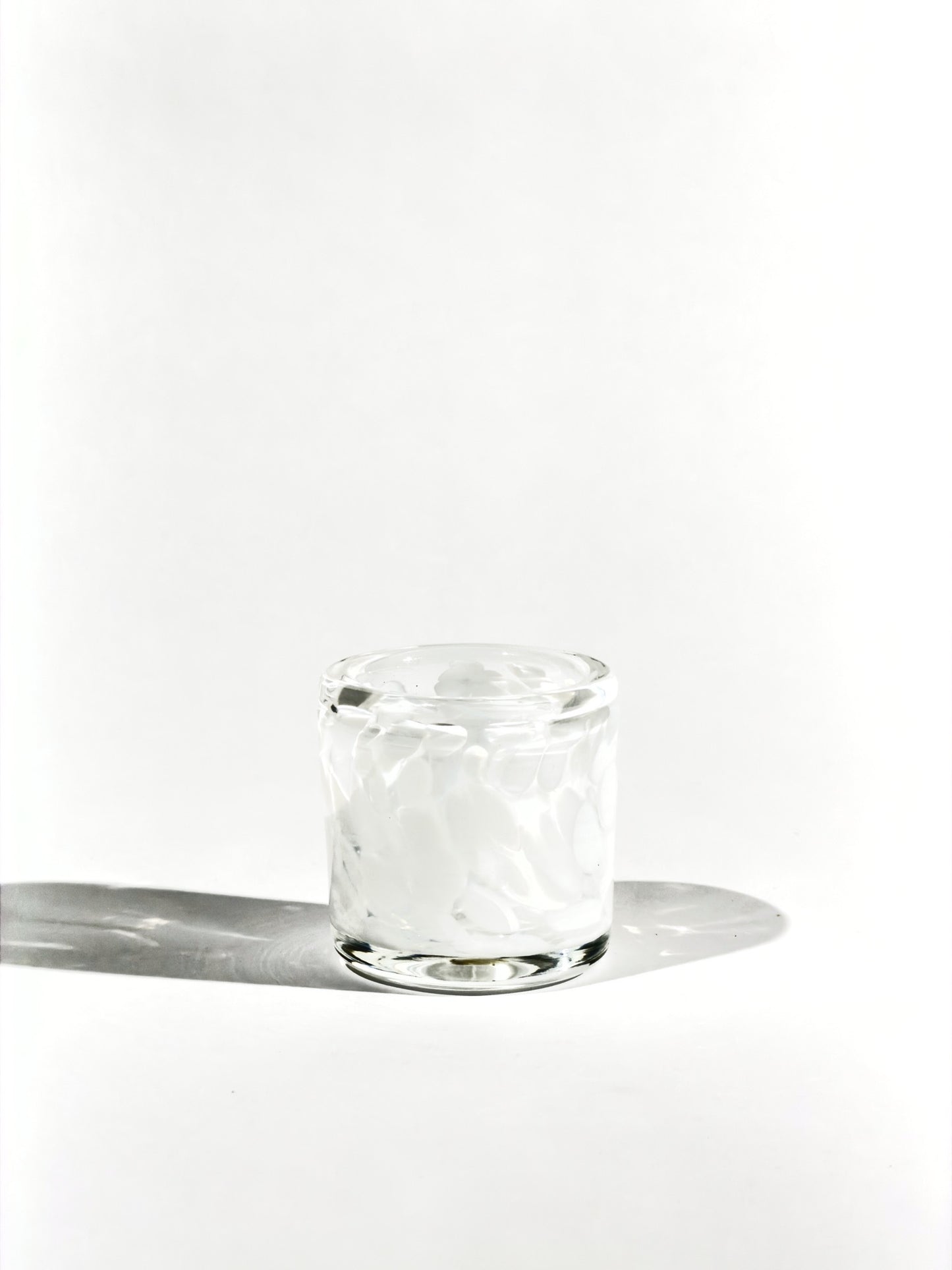Bougeoir en verre soufflé · blanc moucheté · Léon & Ulysse