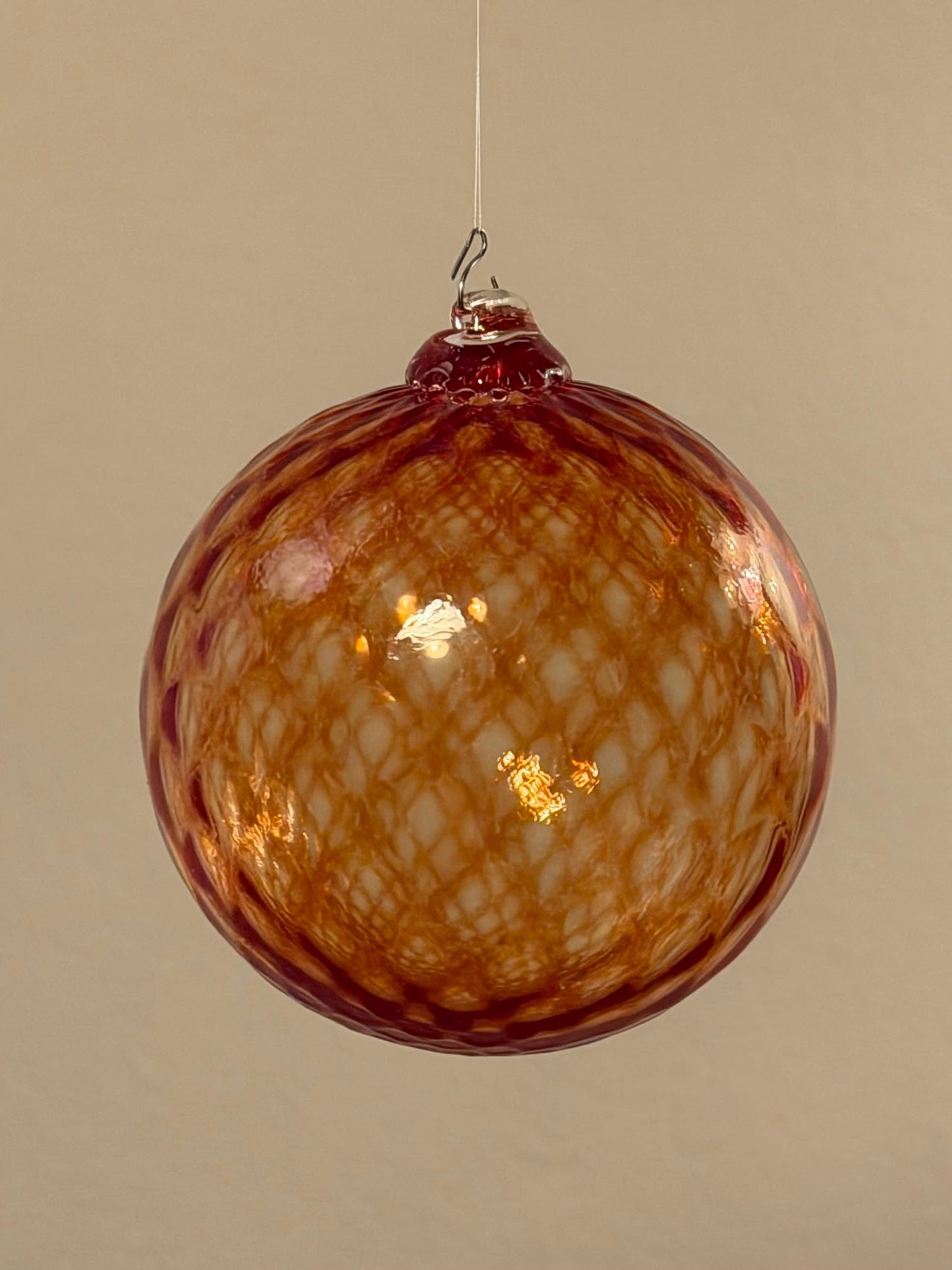 Boule de Noël — verre soufflé, ambre réseau