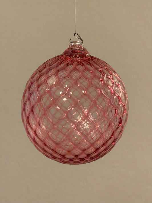 Boule de Noël — verre soufflé, rose réseau