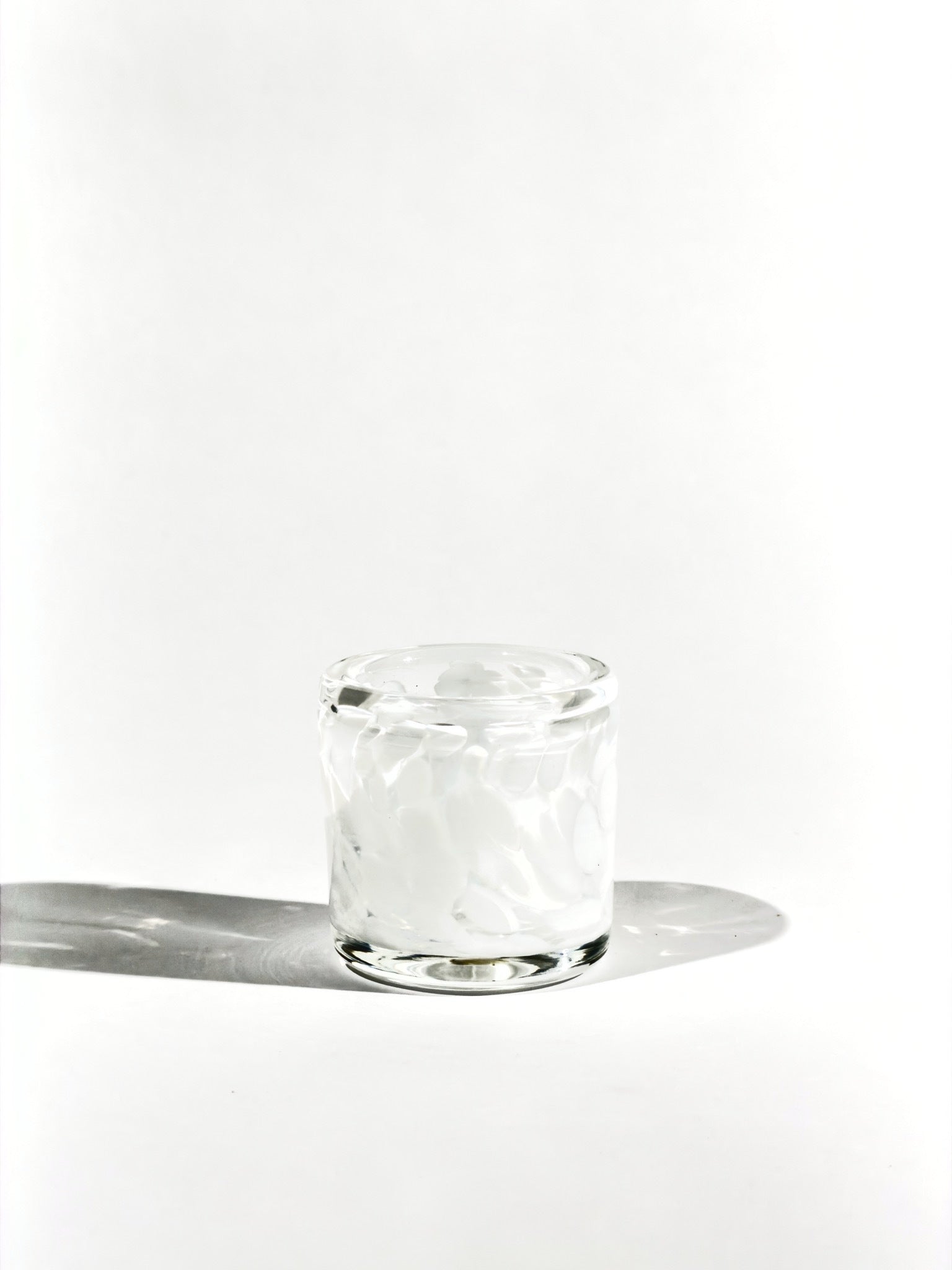 Bougeoir en verre soufflé · blanc moucheté · Léon & Ulysse